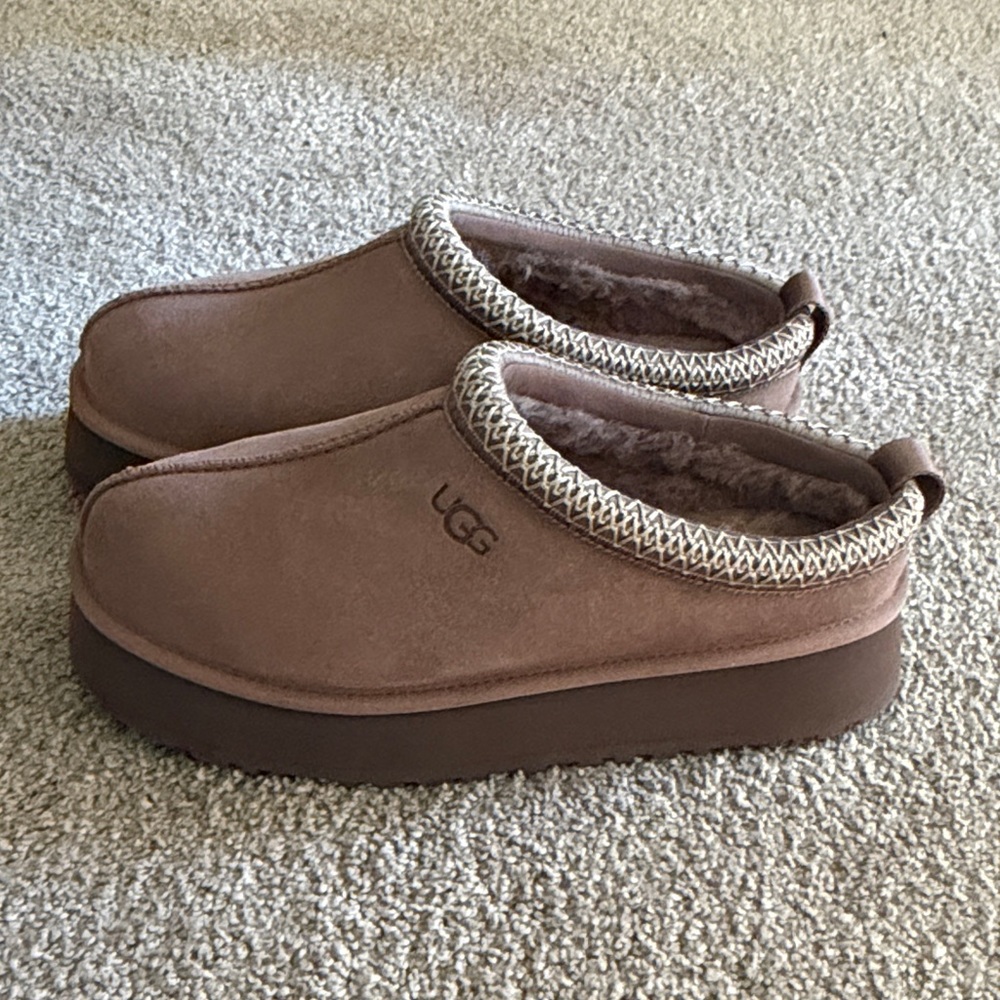 UGG TAZZ II
Rocky Oak
Size 9
NEVER WORN